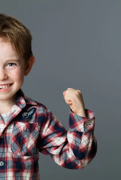 Primer plano retrato de un niño pequeño jugando duro con el puño hacia arriba —  Fotos de Stock