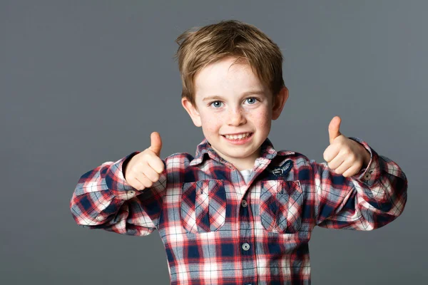 Feliz jovem criança cabelo vermelho pré-escolar com polegares para cima — Fotografia de Stock