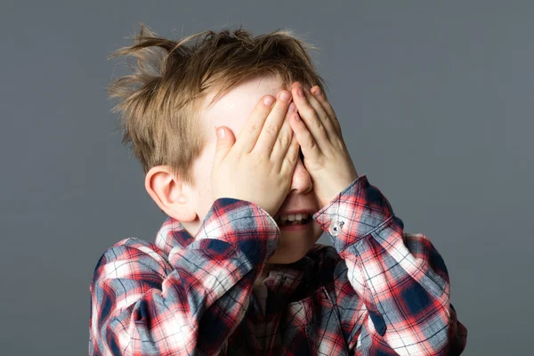 Sonriente preescolar jugando al escondite para tener una sorpresa — Foto de Stock