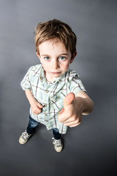 Дерзкий ОК для озорной маленький мальчик выражает свое одобрение ребенка — стоковое фото