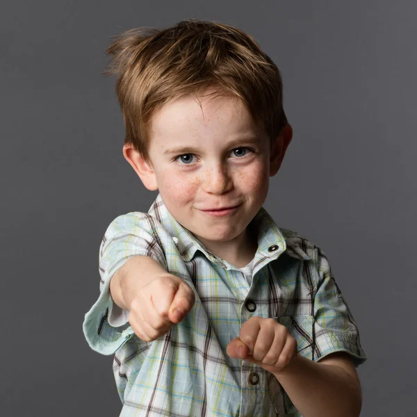 Kärleksfull pojke med fräknar spela som en super hjälte — Stockfoto