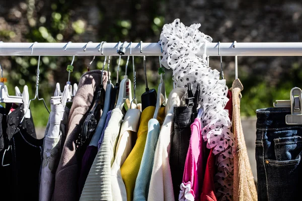 Chaquetas de segunda mano para mujer en exhibición en el mercado de pulgas —  Fotos de Stock