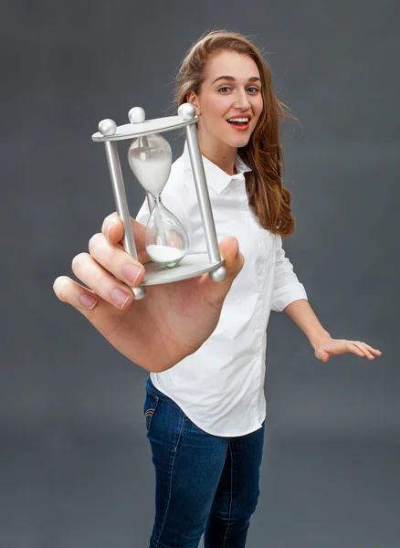 Innocente magnifique jeune femme jouissant de sérénité avec le symbole du temps — Photo