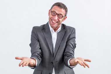 onun başarı göstermek için boş düz eller gösterilen neşeli işadamı