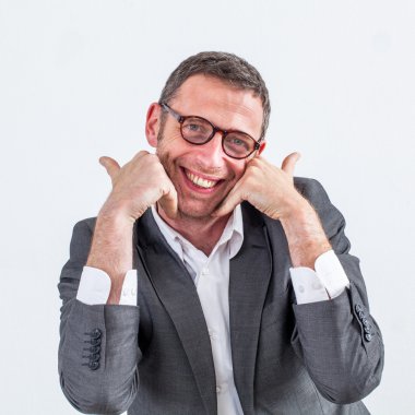 profesyonel sakallı yüzü ile iyilik için memnuniyeti dokunmadan gülümseyen