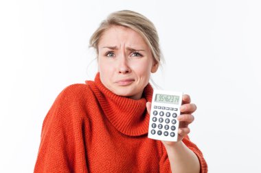 korku ya da matematik için bir hesap makinesi tutan tiksinti genç kadın