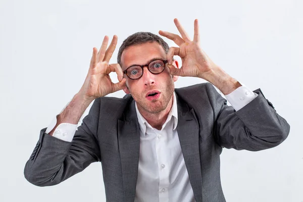 Hombre de negocios sorprendido abriendo los ojos para abrir los ojos o la mandíbula caer — Foto de Stock