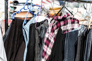 ekran erkek ikinci el giysi raf yardım için üzerinde