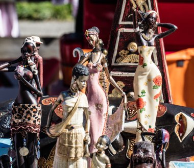 çeşitli Afrikalı kadınlar figürler ve dekorasyon için siyah bebek görüntülenmesi