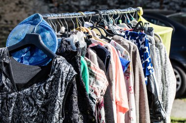 eski moda kadın giyim satma, bağış veya yeniden kullanma