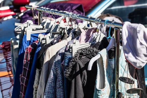 Vecchi abiti di moda su rack per donazione, riutilizzo o rivendita — Foto Stock