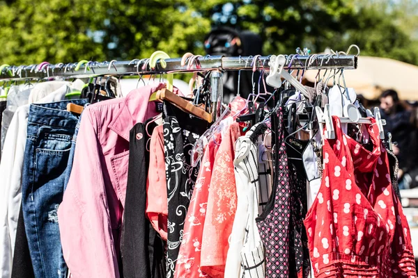 Roupas femininas de moda rosa de segunda mão no mercado de pulgas — Fotografia de Stock
