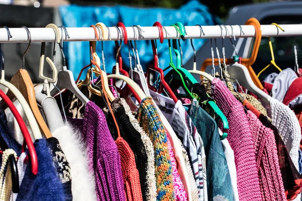 Coloridos suéteres de mujeres a la antigua en el mercado de pulgas —  Fotos de Stock