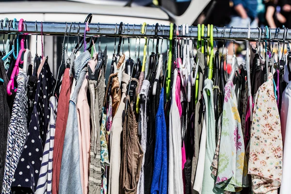 Olcsó használtruha divat női ruhákat, a garázs eladó — Stock Fotó