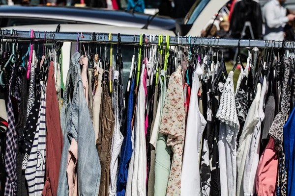 Vestiti femminili per la seconda vita venduti alla fiera di strada — Foto Stock