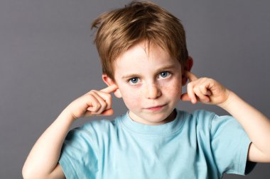 üzgün küçük çocuk aile içi şiddet dinlemek için istekli değil