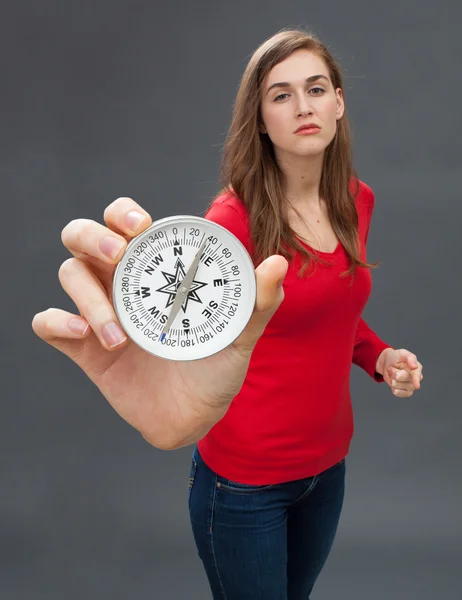 Περήφανη νεαρή γυναίκα με αυταρχική κίνηση χέρι δείχνοντας μια πυξίδα — Φωτογραφία Αρχείου