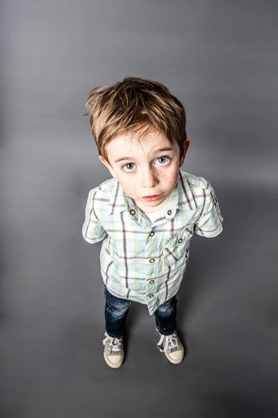 Bedövande vacker ung pojke stirrar för överraskning, hög vinkel Visa — Stockfoto