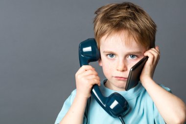 hem yeni hem de eski telefonlarda iletişim çalışan genç çocuk