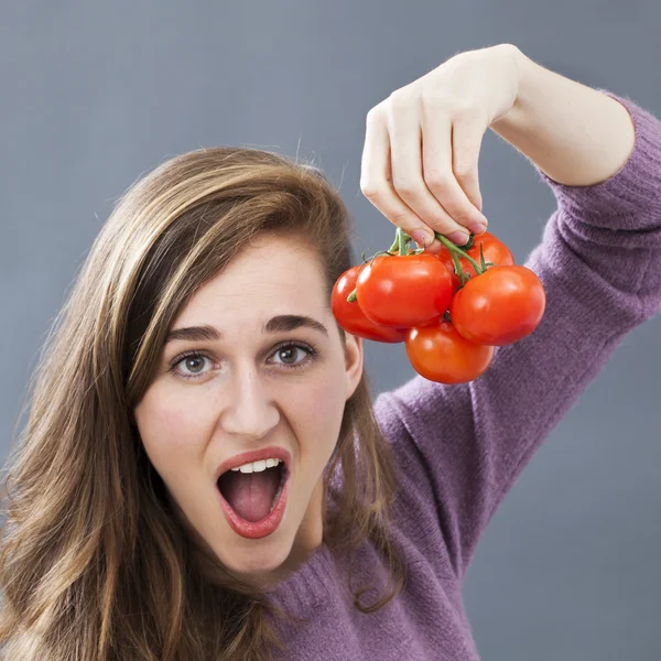 Surprise fille questionnant étrangement tomates rouges et fraîches sur les pesticides — Photo