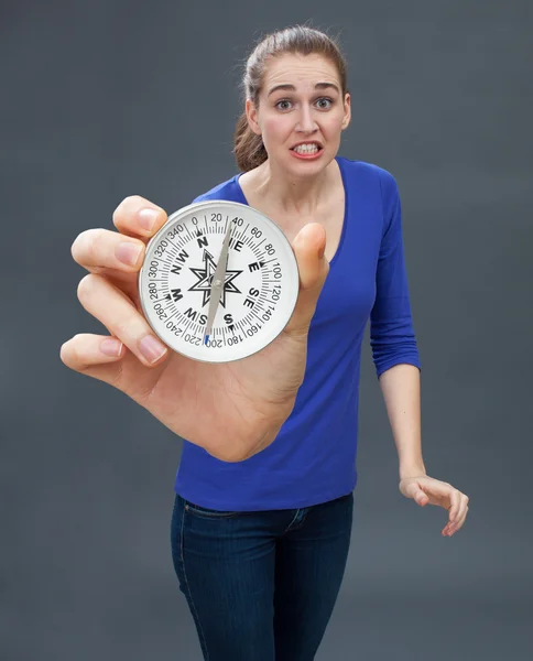 Angstig mooie jonge vrouw in paniek, met een groot kompas — Stockfoto