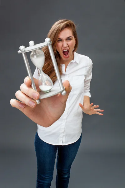 Gritando jovem mulher tendo crise, segurando vidro de hora na mão — Fotografia de Stock