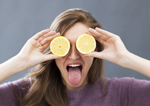 Roliga vackra flicka med zesty citroner på ögonen för kul vision — Stockfoto