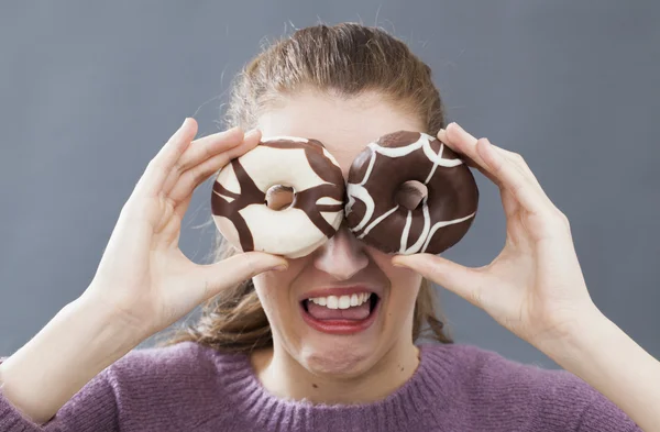 Leuke jonge vrouw verbergen ogen voor afkeer van vet snoep — Stockfoto
