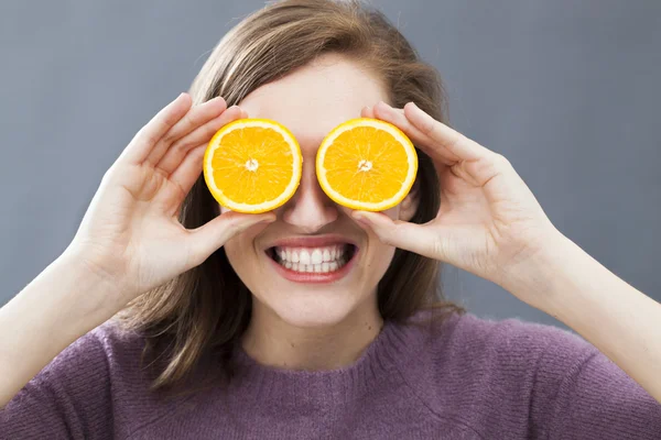 Glada vacker flicka med zesty apelsinskivor för optimistisk syn — Stockfoto