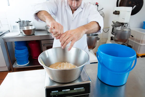 Incorporação de glicose e mel para receita de nougat doce francês — Fotografia de Stock