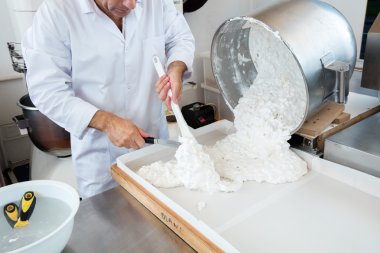 nuga için kavrulmuş badem ile İtalyan beyaz hamur yayılıyor