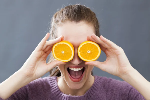 Rolig vacker ung kvinna för strålande look eller bubblig vitaminer — Stockfoto