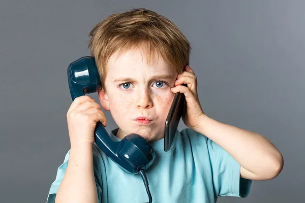 Niño infeliz escuchando dos voces para el concepto de comunicación burnout — Foto de Stock