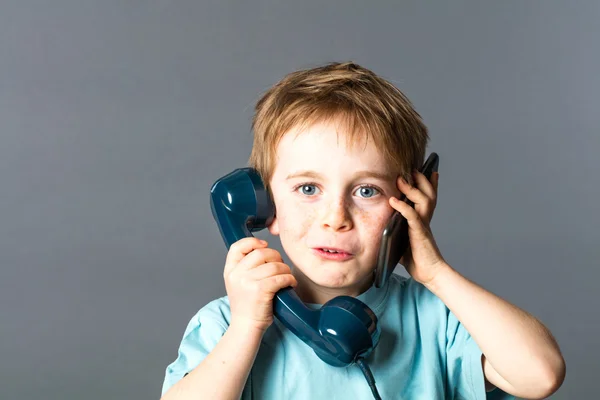 Ondeugende rood haar kind voor multi-tasking communicatieconcept — Stockfoto