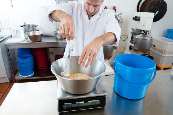 Incorporación de glucosa y miel por el artesano masculino — Foto de Stock