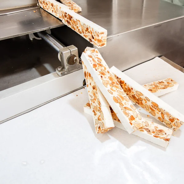 Máquina de cortar en rodajas corte de almendras y turrón de miel francés hecho a mano — Foto de Stock