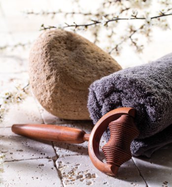 Masaj Aksesuar ve kaplıca tedavisi için taze çiçekler üzerinde havlu