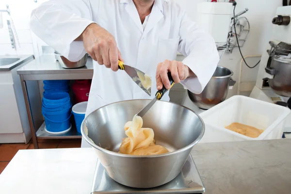 Preparación de la dosis de miel para la especialidad francesa de turrón dulce — Foto de Stock