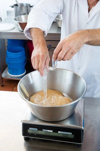 Primer plano de incorporación de glucosa y miel para turrón dulce — Foto de Stock