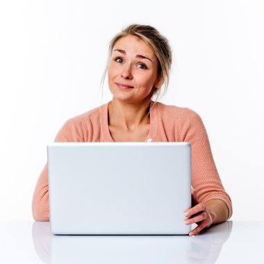 çalışan memnuniyeti ile mutlu güzel genç sarışın iş kadın