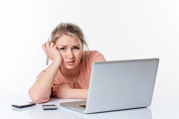 Mujer joven infeliz trabajando duro, mirando asqueado y asustado — Foto de Stock