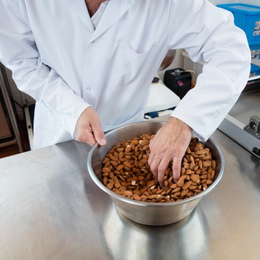 taze seçme erkek usta eller badem için tatlı nuga hazır.