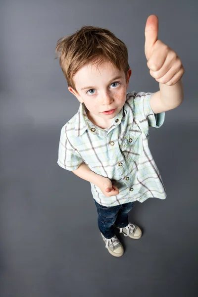 Lindo pelirrojo chico con pulgares en primer plano, gran ángulo — Foto de Stock