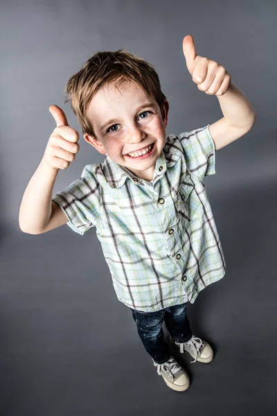 Niño de pelo rojo excitado con pecas contando hasta uno o diciendo OK — Foto de Stock