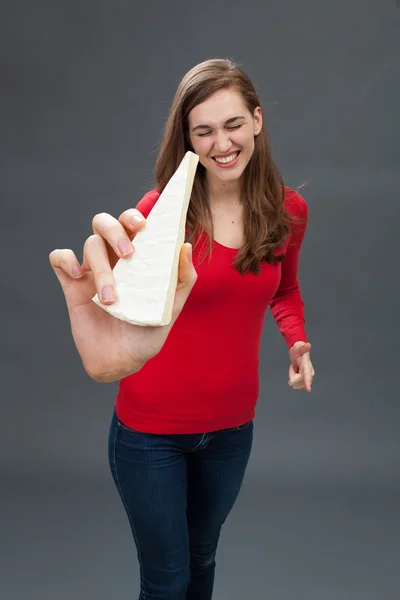 Zachwycony Młoda piękna kobieta uśmiechając się w holding dużych sera — Zdjęcie stockowe