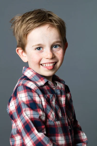 Hermoso niño sabio disfrutando sacando su lengua — Foto de Stock