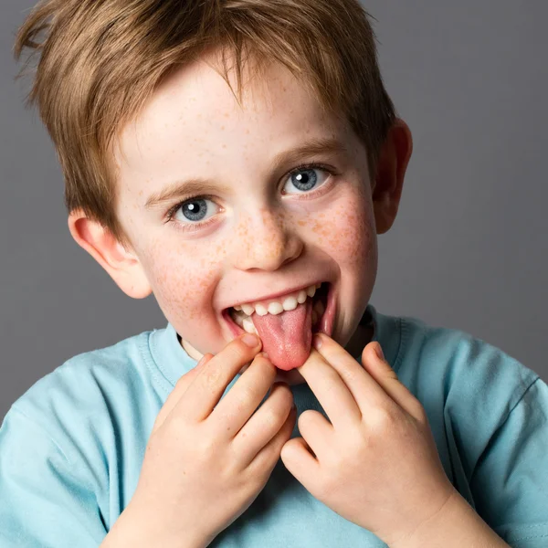 Travieso pequeño niño con grandes ojos azules divertirse — Foto de Stock