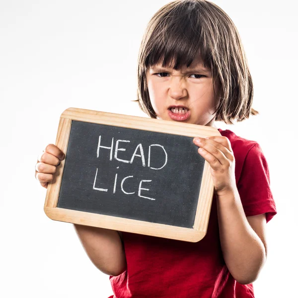 Boos jong kind het houden van een school leisteen als zorg schild — Stockfoto