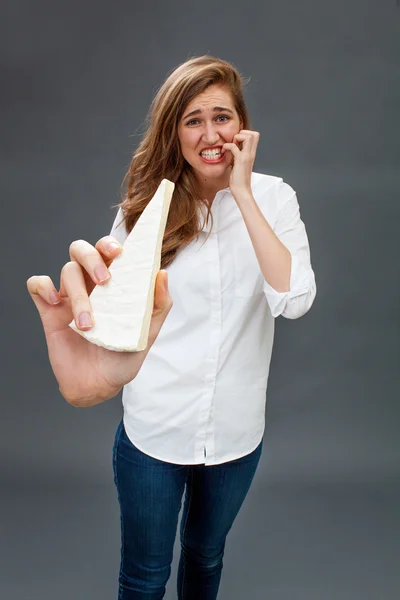 Nerwowy młoda kobieta boi się pokazując krytyczny produkt mleczarski — Zdjęcie stockowe
