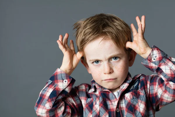 Disgustado pelo rojo pequeño niño burlándose de cosa tonta —  Fotos de Stock